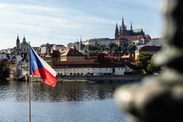 Das Foto zeigt die tschechische Nationalflagge vor dem Panorama Prags.