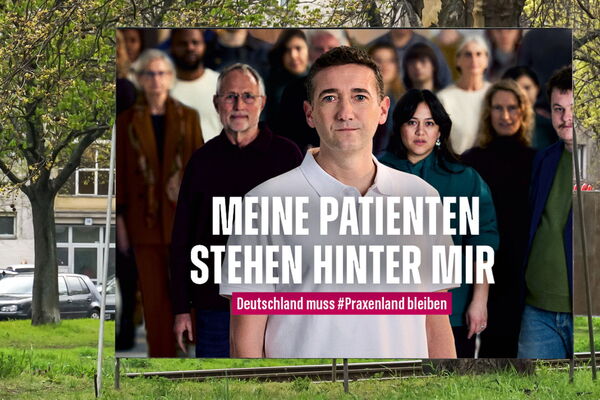 Ein großes Plakat das an  der Straße steht, darauf ist ein Arzt zu sehen mit vielen Patienten im Hintergrund