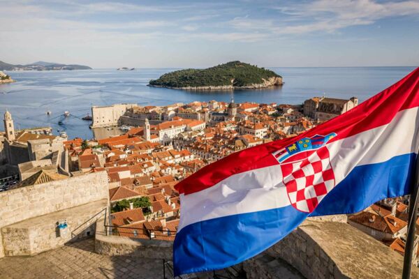 Das Foto zeigt die Altstadt von Dubrovnik und die Flagge der Republik Kroatien.