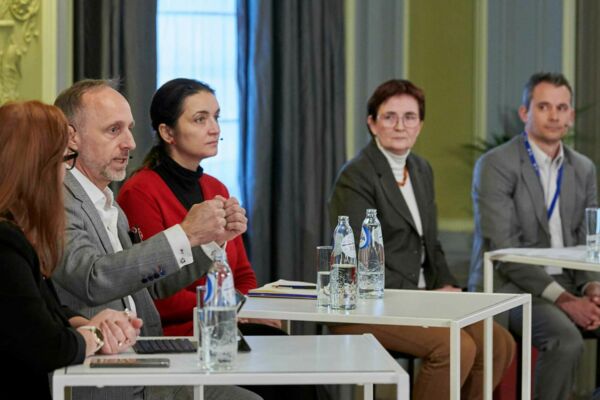 Das Foto zeigt Dr. Stephan Hofmeister, den stellvertretenden Vorstandsvorsitzenden der KBV bei einer gemeinsamen Veranstaltung mit Vertretern der BÄK zum Thema Europäischer Gesundheitsdatenraum (EHDS).