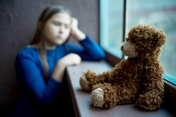 Das Foto ist ein Symbolbild zum Thema sexuelle Gewalt. Es zeigt ein Mädchen mit einem Teddy.