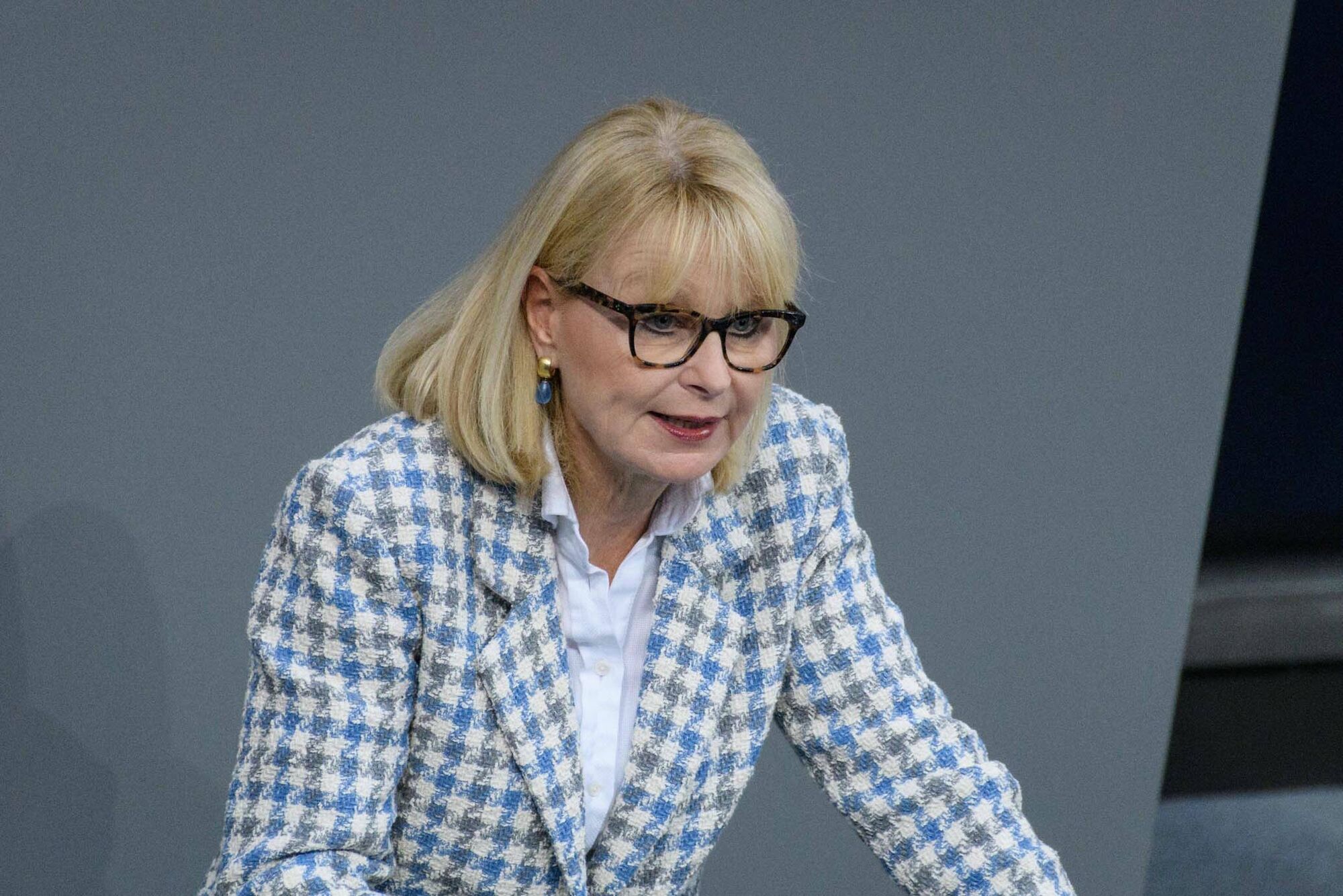 Das Foto zeigt die CDU-Gesundheitsexpertin Karin Maag am Rednerpult im Deutschen Bundestag.