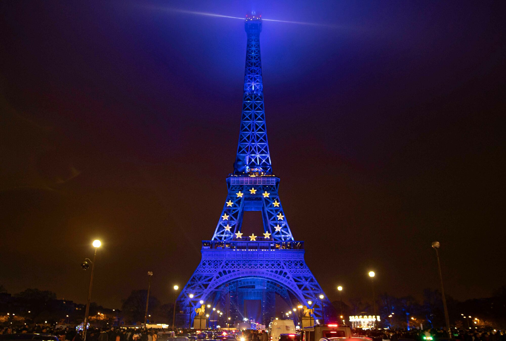 Das Foto zeigt den Eiffelturm ganz in Blau illuminiert. Zudem ist der Kreis aus zwölf goldenen Sternen als Symbol für die Einheit der EU auf dem Wahrzeichen in Paris zu sehen.