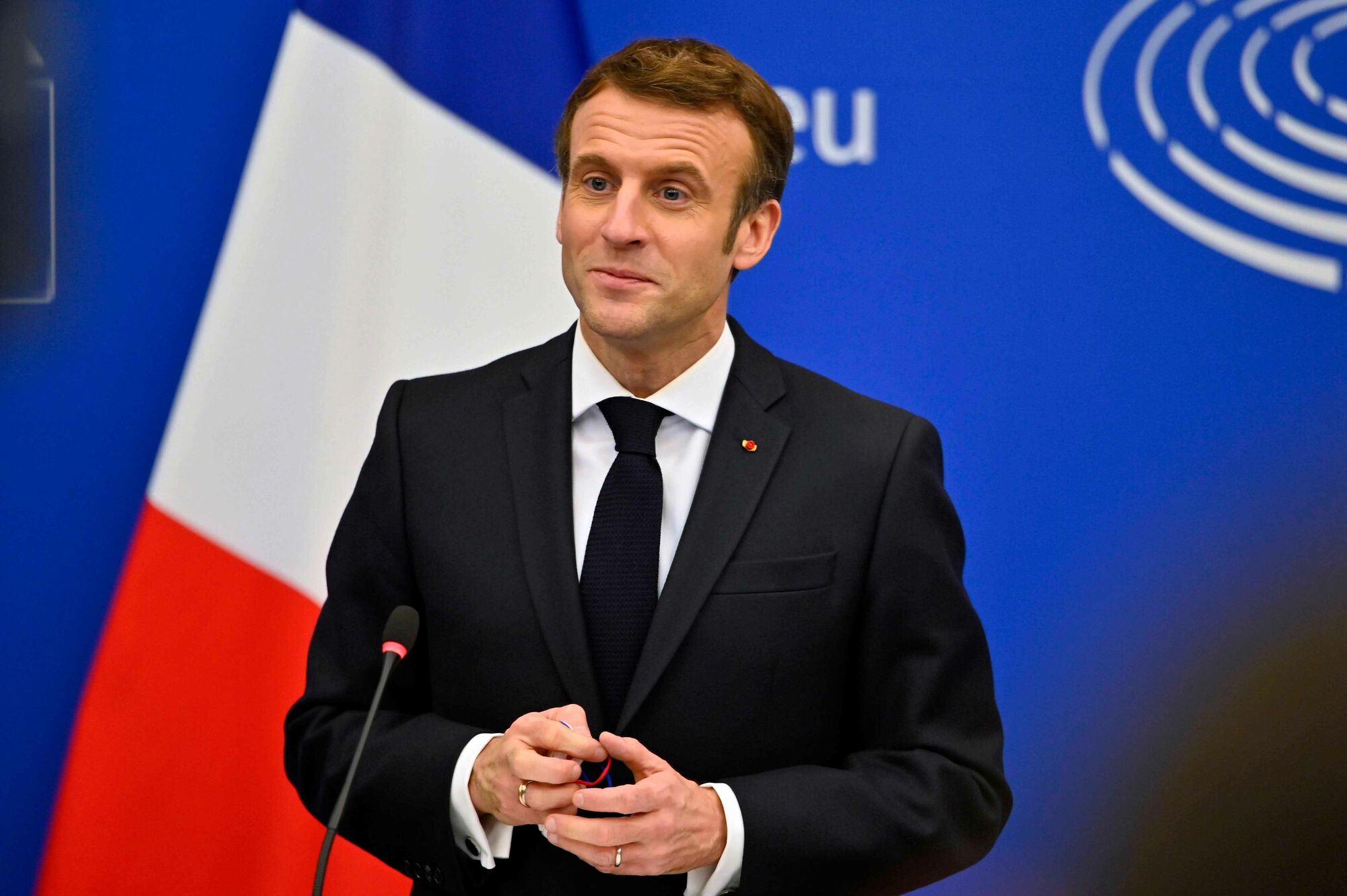 Das Foto zeigt Frankreichs Staatschef Emmanuel Macron bei einem Statement im Europäischen Parlament in Straßburg.