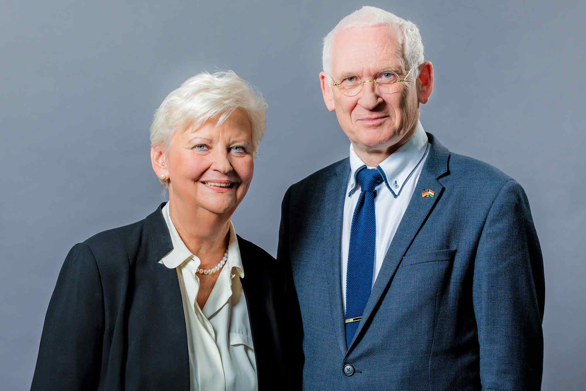 Das Foto zeigt Dr. Klaus Heckemann, den Vorstandsvorsitzenden der KV Sachsen und Dr. Sylvia Krug, die stellvertretende Vorstandsvorsitzende.
