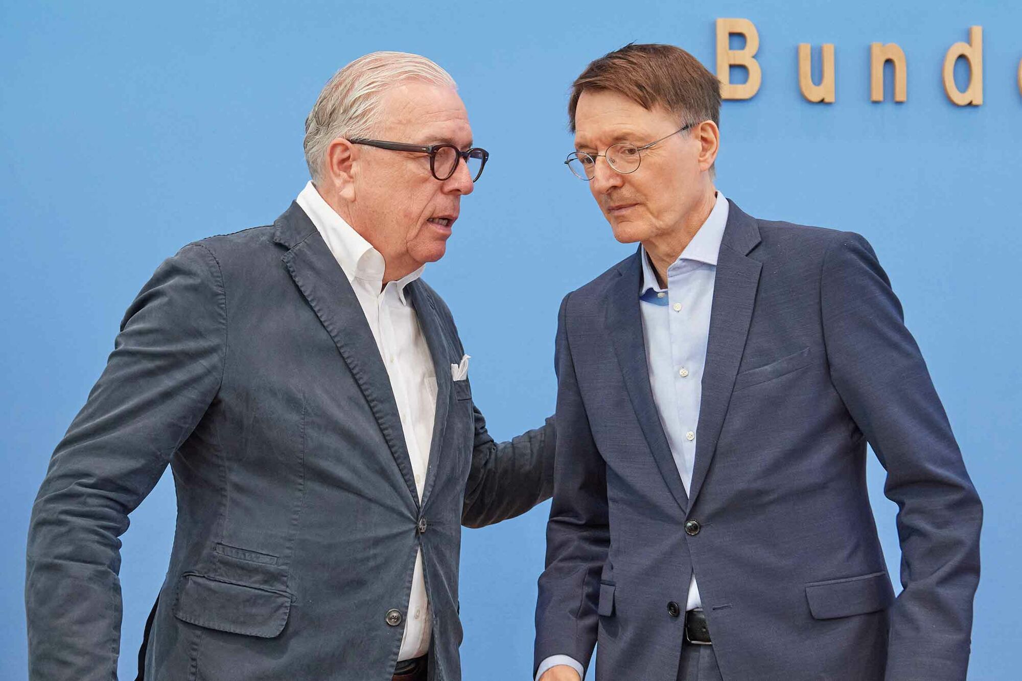 Das Foto zeigt BÄK-Chef Dr. Reinhardt und Gesundheitsminister Professor Karl Lauterbach in der Bundespressekonferenz.