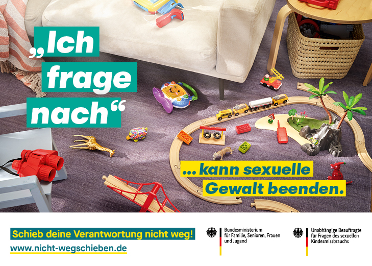 Das Foto zeigt das Aktionsplakat. Wir sehen ein Wohnzimmer mit Kinderspielzeug und der Überschrift "Ich frage nach, kann sexuelle Gewalt beenden." Dazu der Text: Schieb deine Verantwortung nicht weg! Sieh hin – Hör zu – Frag nach. www.nicht-wegschieben.de