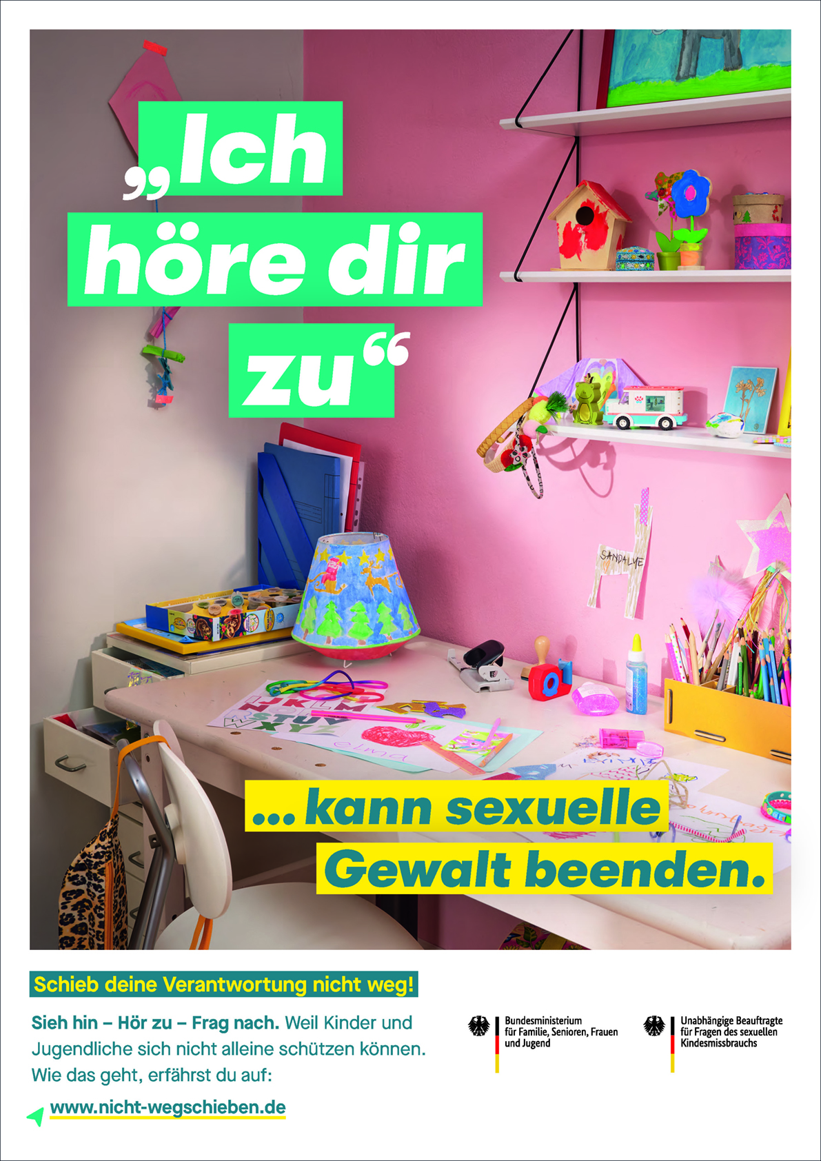 Das Foto zeigt das Plakat der Kampagne. Wir sehen ein leeres Kinderzimmer mit der Überschrift "Ich höre dir zu, kann sexuelle Gewalt beenden." Dazu der Text: Schieb deine Verantwortung nicht weg! Sieh hin – Hör zu – Frag nach. www.nicht-wegschieben.de