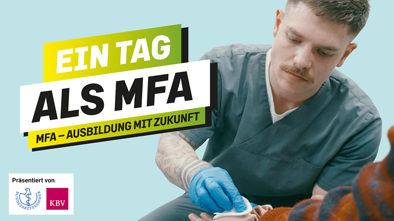 Eine junger Mann in blauer Arztkleidung, der einem Patienten eine Wunde versorgt, während ein Schriftzug „Ein Tag als MFA Ausbildung mit Zukunft“ eingeblendet ist
